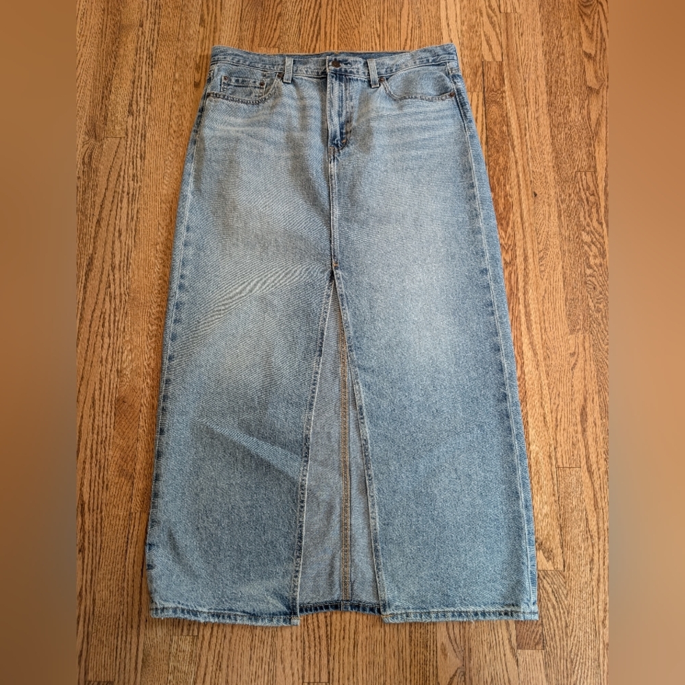 Levi's Premium Women's Mid-Rise Light Blue Denim Ankle Skirt Size 31